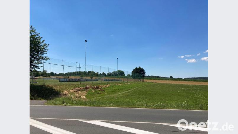Neben seinem bestehenden Sportplatz will der FC Schlicht ein weiteres Rasenspielfeld errichten. In der ersten Runde des Bauleitplanverfahrens behandelt der Stadtrat, der dem Vorhaben positiv gegenübersteht, verschiedene Hinweise und Einwände. Bild: e