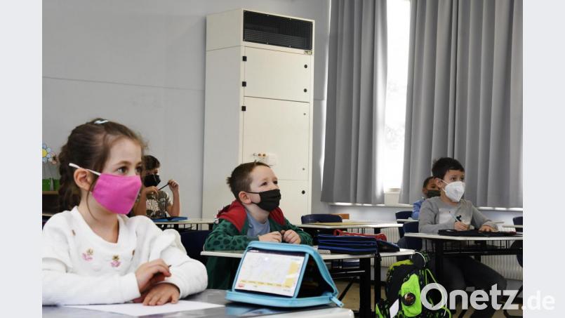 Seit Montag sind die Grundschulen im Wechselunterricht. Im Bild die Klasse 1c an der Albert-Schweitzer-Schule Amberg mit einem neuen Luftreinigungsfilter (im Hintergrund). Bild: Petra Hartl