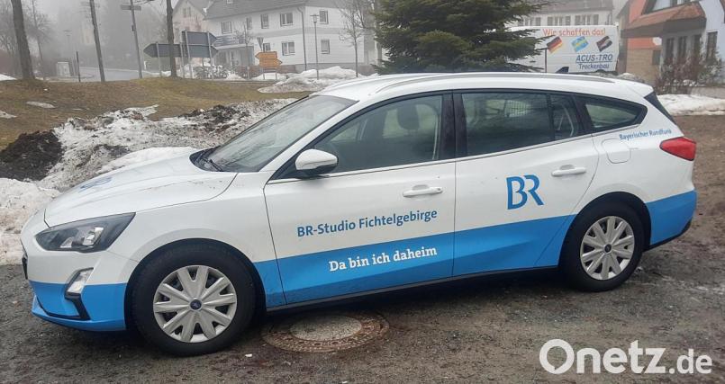 "Da bin ich daheim" steht auf dem Fahrzeug des BR und symbolisiert damit die Präsenz in der Region. Am Montag stand das Auto in Brand, Bürgermeister Bernhard Schindler hatte Besuch. Bild: ld