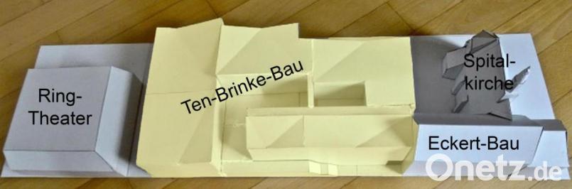 Norbert Scharf von der IG Menschengerechte Stadt hat sich die Mühe gemacht und aus den bekannten Planskizzen ein Modell des Ten-Brinke-Baus auf dem Bürgerspitalgelände an der Bahnhofstraße gebaut. Auch wenn möglicherweise daher nicht alle Maßstäbe stimmen, es vermittelt ein erstes Bild von der Größe des Bauwerks. Die Einfärbung und Beschriftung wurden von der Amberger Zeitung ergänzt und gemacht. Bild: Norbert Scharf/IG Menschengerechte Stadt
