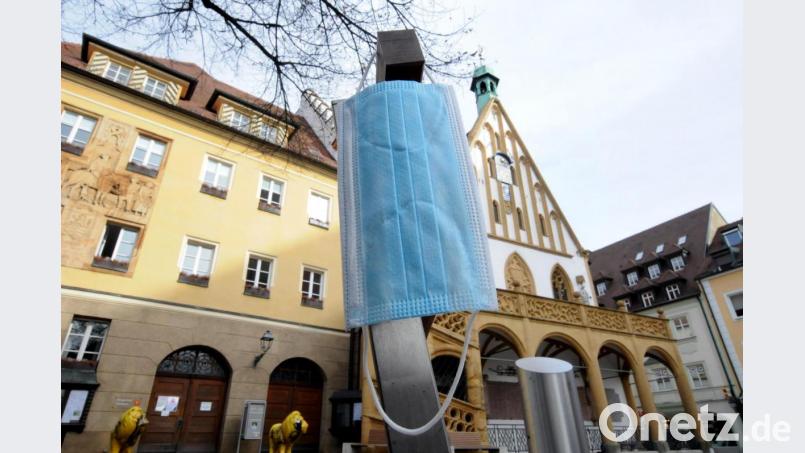 Sie tritt wieder in Kraft: die Ausgangssperre. Außerdem gilt in der Amberger Innenstadt, zum Beispiel am Marktplatz, teilweise eine Maskenpflicht sowie ein Alkoholkonsumverbot. Auch Schulen und Kitas müssen wieder schließen. Denn Amberg und der Landkreis Amberg-Sulzbach haben bei der Sieben-Tages-Inzidenz den Schwellenwert von 100 überschritten. Bild: Stephan Huber