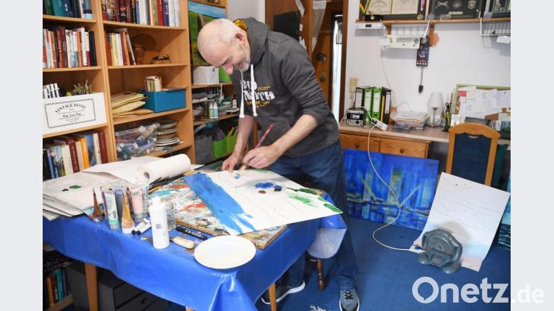 Bei leisem Vogelgezwitscher entsteht im Arbeitszimmer von Johannes Janner ein Kunstwerk nach dem anderen. Der Grafenwöhrer Kunstmaler kann sich auch im Lockdown gut beschäftigen. Oberpfalz-Medien hat er dabei über die Schulter schauen lassen. Bild: Gabi Schönberger