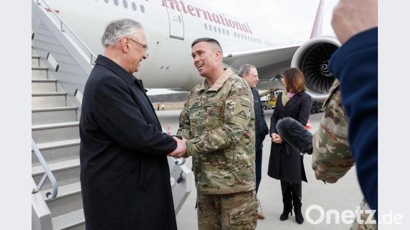 Vor knapp einem Jahr, am 5. März 2020, begrüßte Brigadegeneral Christopher R. Norrie (rechts) mit mit dem bayerischen Innenminister Joachim Herrmann (links) die Soldaten der 1st Cavalry Division am Flughafen in Nürnberg. Nun verlässt der General Bayern. Archivbild: Capt. Ellen Brabo