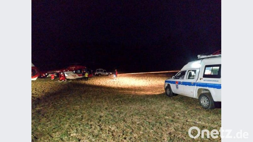 Nach einem Kletterunfall bei Neutras leuchten Einsatzkräfte von Bergwacht und Feuerwehr die Landestelle für den Intensivtransporthubschrauber aus. Bild: Bergwacht Amberg/exb
