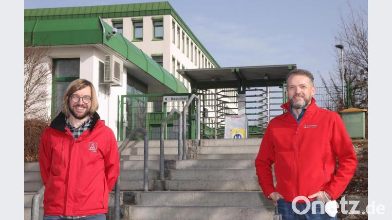 Gewerkschaftssekretär Matthias Scherr (links) und Matthias Heinl, der Leiter des Vertrauenskörpers am ZF-Standort Auerbach, strahlen vor dem möglichen Arbeitskampf Zuversicht aus. Bild: Wolfgang Steinbacher