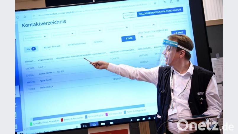 Amtsarzt Lukas Murajda aus Berlin erklärt die Software Sormas. Archivbild: Britta Pedersen