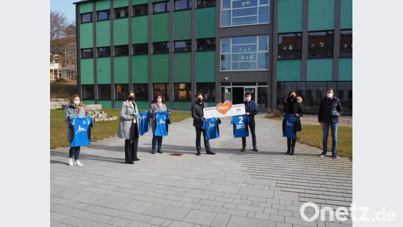 Die Neustädter Mittelschüler haben künftig 15 Lernroboter zur Verfügung. Vertreter der Kommune, der Schule und des Schulamts nehmen sie in Empfang. Bild: krb