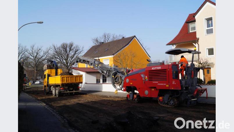 In Schirmitz hat der Vollausbau der Blütenstraße begonnen. Zunächst wird ein Teil der Straße abgefräst, bevor es am Montag in die Tiefe geht, für die Sanierung der Kanal- und Wasserleitungen. Bild: du