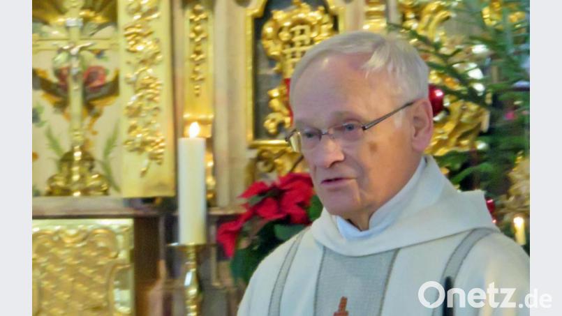 Wo auch immer er ist, hat der Ruhestandsgeistliche Hans Schächtl die Sympathien der Leute auf seiner Seite. Heute feiert er den 80. Geburtstag. Bild: Hans Heimler/exb