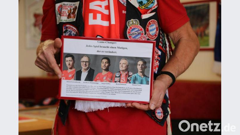 Bernd Hofmann hat die Bild-Kombo schon ausgedruckt und gerahmt. Diese Fünferkette mit den vier Bayern-Stars Robert Lewandowski, Karl-Heinz Rummenigge, Serge Gnabry, Manuel Neuer und ihm (Zweiter von rechts) bekommt einen Ehrenplatz in seinem Nabburger Haus. Bild: Gerhard Götz