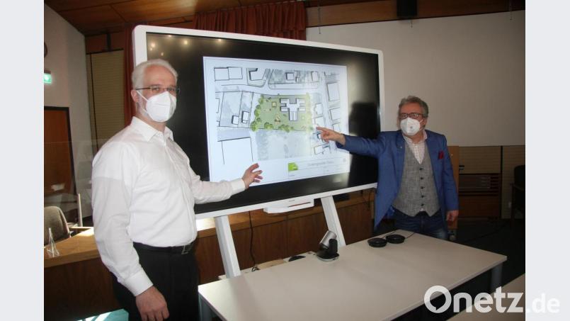 Am Vormittag nach der nichtöffentlichen Beschlussfassung im Marktrat stellten Bürgermeister Toni Dutz (rechts) und Geschäftsleiter Thomas Weiß die ersten Grobskizzen des Kindergarten-Projekts vor. Bild: wro