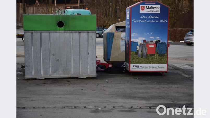 Der Waldthurner Containerplatz ist jederzeit frei zugänglich. Nicht immer landet alles in den dafür bereitstehenden Containern. Bild: fla