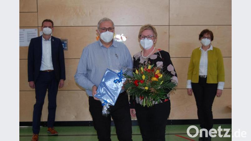 Schulleiterin Doris Bodensteiner (rechts) und Bürgermeister Ernst Schicketanz (links) verabschiedeten Wolfgang Bäumler (Mitte), den langjährigen Hausmeister der Altenstädter Grundschule, in den Ruhestand. Bild: sm
