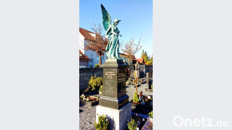 In neuem Glanz erstrahlt der Grabengel der Familie Braun, vormals Lehner, wieder am Erbendorfer Friedhof. Bild: njn