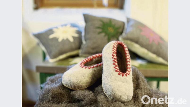 Halten die Füße warm und sehen auch noch schick aus: „Pinzga Doggln“. Der Rohstoff stammt vom Pinzgauer Bergschaf. Man will den Menschen den Wert des Werkstoffs Schafwolle näherbringen und die Tradition wahren. Bild: Larissa Loges/dpa