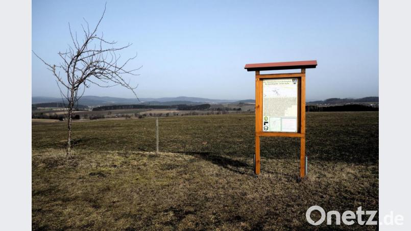 Weit reicht der Blick auf einer Anhöhe bei Saubersrieth über das Grenzgebirge nach Tschechien. Eine Schautafel des &quot;Moosbacher Geschichtspfads&quot; nimmt Bezug auf die Ereignisse vor 400 Jahren. Bild: fjo