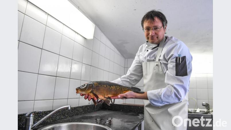 Muss wegen des Lockdowns und der geschlossenen Gastronomie Umsatzeinbußen hinnehmen – lässt sich aber nicht entmutigen: Fischwirt Markus Fuchs in seinem Verarbeitungsraum in Brand. Bild: exb/Florian Miedl