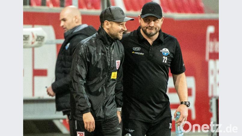 Jahn-Co-Trainer Sebastian Dreier (links) vertrat im Heimspiel gegen den SC Paderborn (mit Bild SC-Trainer Steffen Baumgart) Chefcoach Mersad Selimbegovic, der positiv auf das Coronavirus getestet worden ist. Bild: Matthias Balk/dpa