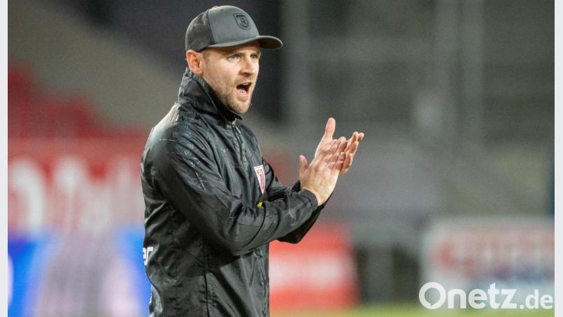 Sebastian Dreier verriet auf der Pressekonferenz nach dem Heimsieg gegen den SC Paderborn, dass der fehlende Jahn-Cheftrainer Mersad Selimbegovic Tipps übers Telefon gab. Bild: Matthias Balk/dpa