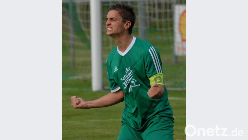 Manuel Löffelmann in seiner Lieblingspose: Der Stürmer jubelt gerne und oft über Tore. Bild: exb