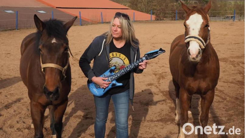 Tanja Schmid würde gerne ihre Reitschule wieder öffnen, Wenn es sein muss, würde sie den Unterricht mit Luftgitarre abhalten. Bild: ref