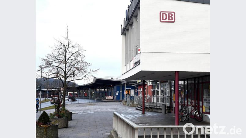 Zwischen dem Amberger Bahnhof (im Vordergrund) und dem Busbahnhof (im Hintergrund) haben sich offenbar zwei unbekannte junge Männer an eine 13-Jährige herangemacht. Es scheint noch ein dritter Man dabei gewesen zu sein. Bild: Petra Hartl
