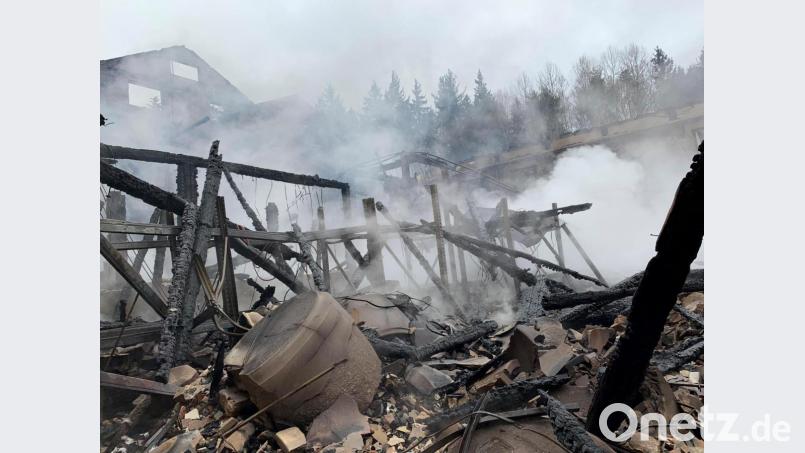 Von der Produktionshalle, in der spezielle Tongefäße für die Glasschmelze hergestellt wurden, ist nur eine riesige Brandruine übrig. Bild: Matthias Bäumler/fph