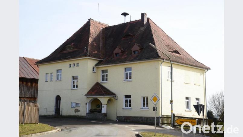 Das alte Schulhaus in Miesbrunn wird seit vielen Jahren als Dorfgemeinschaftshaus genutzt. Im Rahmen der Baugenehmigung für die Umnutzung hat das Landratsamt viele Auflagen festgelegt, die jetzt umgesetzt werden müssen. Bild: bey