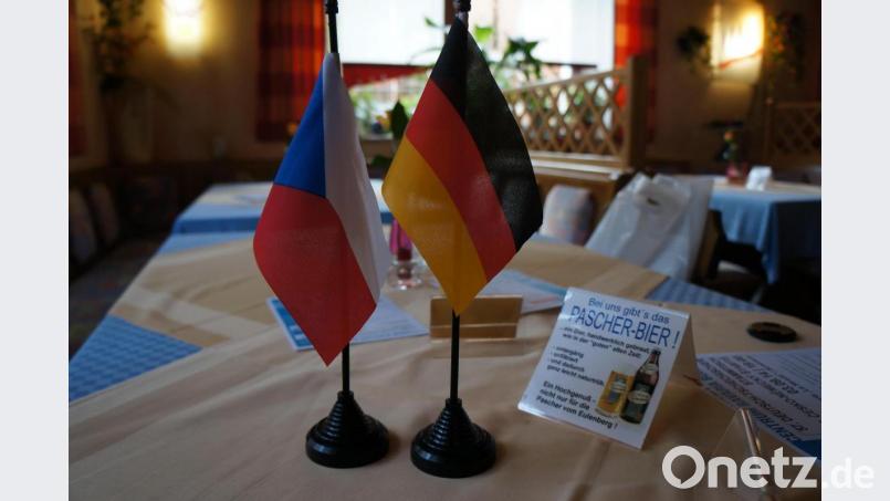 Die beiden Flaggen auf dem leeren Stammtisch - dann halt vituell zuprosten Bild: eib