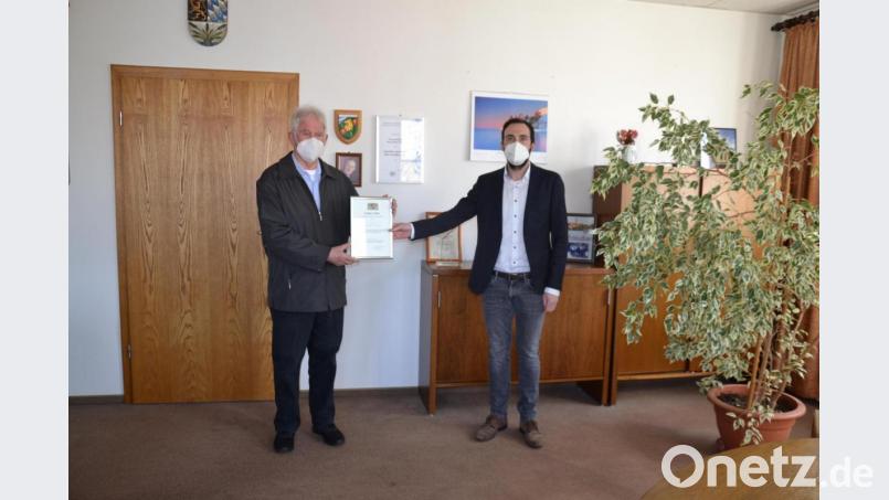 Bürgermeister Armin Bulenda überreicht im Auftrag der Staatsregierung und von Landrat Andreas Meier an Konrad Lingl (links) eine Dankurkunde. Bild: gi