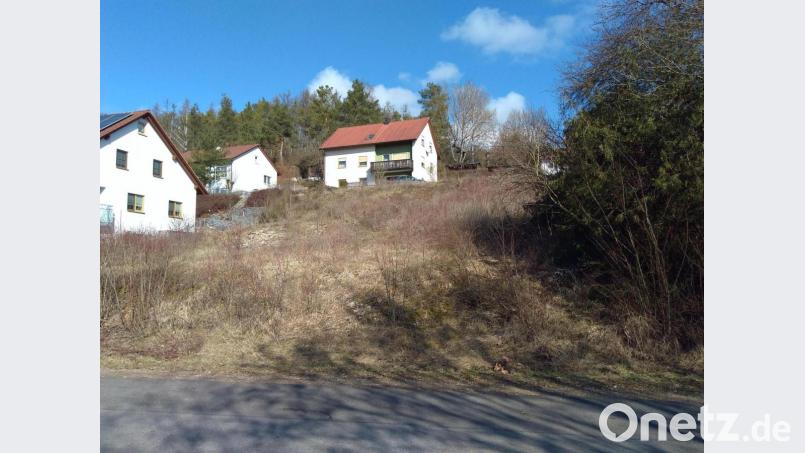 Zwischen der Wittelsbacher Straße 40 und Hauptstraße in Ensdorf soll ein Sechs-Familien-Wohnhaus mit acht Stellplatzen entstehen Bild: tra