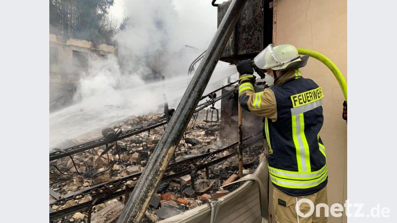 Den Feuerwehren aus den Landkreisen Wunsiedel und Tirschenreuth gelang es, ein Übergreifen der Flammen auf andere Gebäude zu verhindern. Bild: Matthias Bäumler/fph