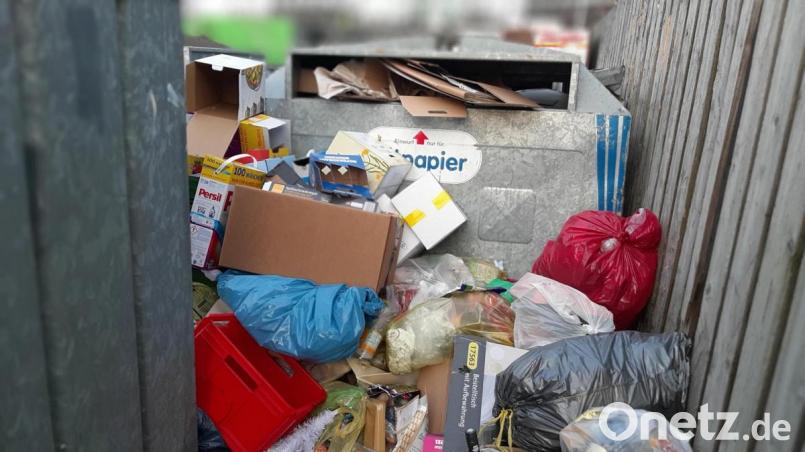 Wie bei Hempels unterm Bett. Am Wochenende türmte sich der Müll am Containerplatz in der Marie-Curie-Straße. Für die Stadt Weiden zeichnet ursächlich hierfür verstärkt auch der coronabedingte Online-Handel verantwortlich. Bild: uz