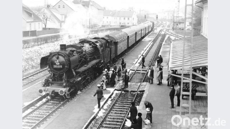 Am 10. Januar 1975 stoppte zum letzten Mal eine Dampflok (Baureihe 50) auf dem Mitterteicher Bahnhof (Bild) – anders als in Waldsassen hielt sich der Zuschauerauflauf hier aber in Grenzen. Ab dem 13. Januar 1975 kamen dann Dieselloks auf der Strecke zwischen Wiesau und Waldsassen zum Einsatz. Archivbild: wmr