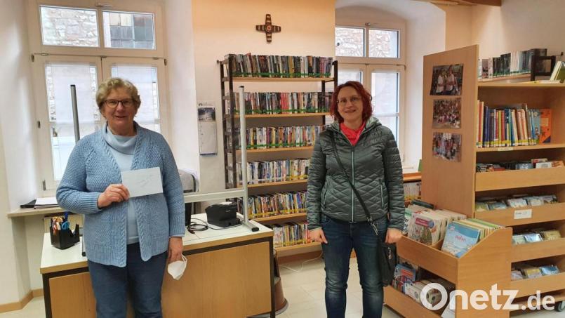Büchereileiterin Gudrun Jeziorowski (links) erhielt 170 Euro von Simone Fleischmann (rechts) als Spende überreicht. Bild: bjo