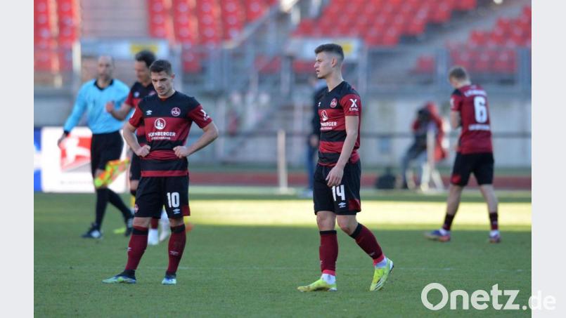 Enttäuscht nach der Nullnummer gegen Kellerkind Eintracht Braunschweig: Die Nürnberger Nikola Dovedan (Nummer 10) und Tom Krauß (Nummer 14). Zumindest der Abstand auf die Niedersachsen wurde gehalten. Bild: Timm Schamberger/dpa