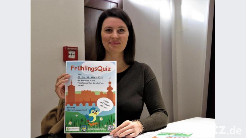 Stefanie Süß zeigt den Flyer, der zum &quot;Frühlingsquiz&quot; einlädt. Den ganzen März haben die Bewohner von Tirschenreuth Zeit, sich damit zu beschäftigen. Danach gibt es eine Verlosung von vielen schönen Sachpreisen und Gutscheinen. Bild: ubb
