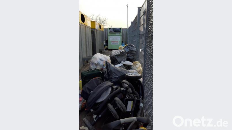 Koffer und ausgediente Kinderbuggys gehören normalerweise auf den Sperrmüll. Bild: uz