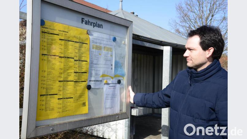 Der Fahrplan an der Haltestelle Oberwildenau zeigt an, dass dort wieder stündlich Züge der Oberpfalzbahn halten, freut sich Bürgermeister Sebastian Hartl. Bild: bey