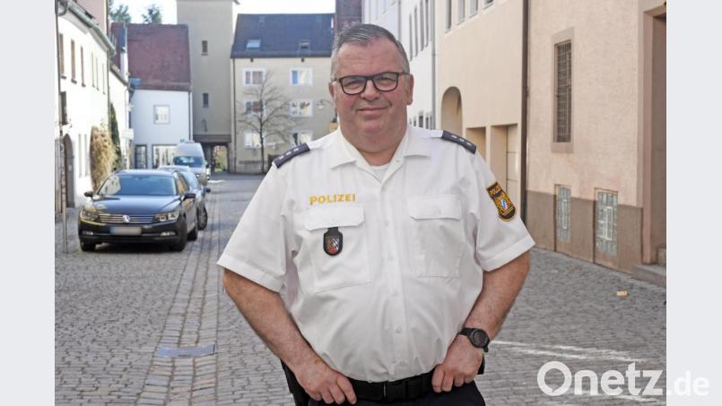 16 Jahre lang war Polizeihauptkommissar Willi Fritz als Kontaktbereichsbeamter in der Weidener Altstadt unterwegs. Bild: Gabi Schönberger