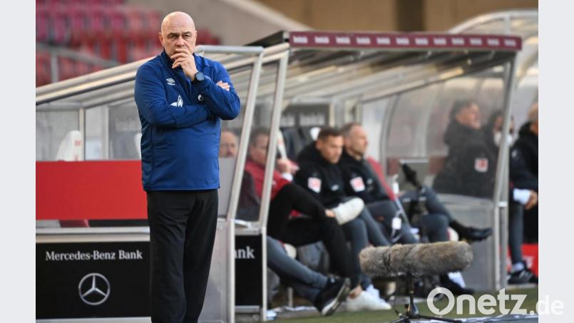 Der so gut wie abgestiegene FC Schalke 04 dreht am Rad. Nun muss mit Christian Gross der vierte Trainer der laufenden Saison gehen. Bild: Sebastian Gollnow
