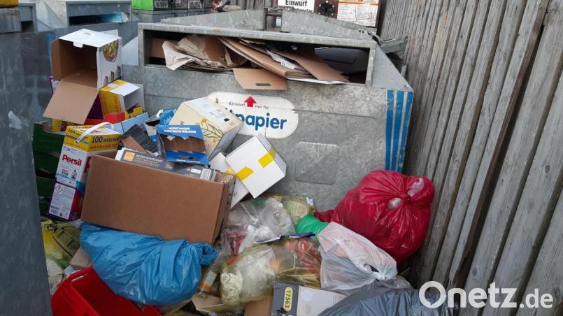 Am Wochenende türmte sich Müll am Containerplatz in der Marie-Curie-Straße. Bild: uz