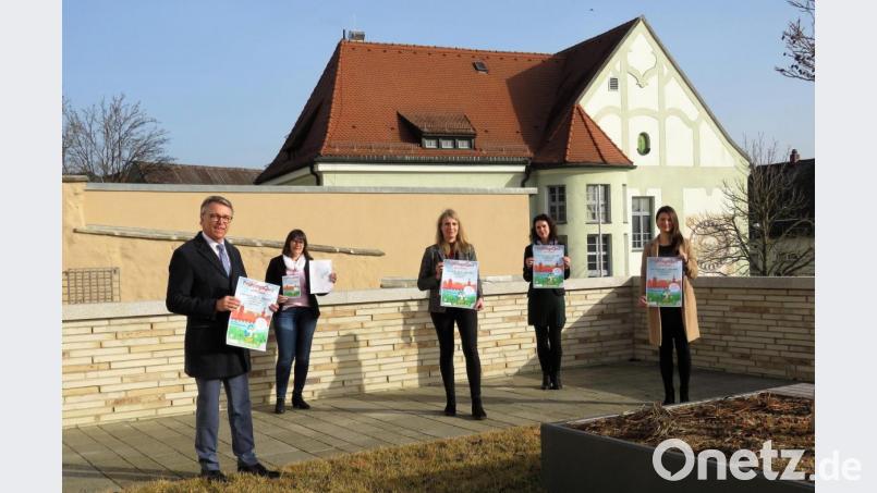 Mit dem Frühlingsquiz, das Bürgermeister Franz Stahl, Petra Römer, Susanne Stich, Katrin Demleitner und Stefanie Süß (von links) im Museumsquartier der Öffentlichkeit vorgestellt haben, sollen die leider immer noch geschlossenen Läden in der Innenstadt unterstützt werden. Kinder und Erwachsene haben sicherlich ihren Spaß damit, denn zum Rätsellösen muss man raus an die Frischluft. Bild: ubb