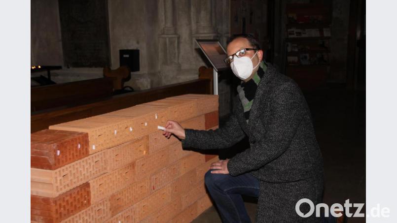 Inspiriert von der Klagemauer in Jerusalem hat Stadtpfarrer Thomas Helm spontan heuer eine Fastenaktkion initiiert, für die eine kleine Klagemauer im Eingangsbereich der Basilika aufgebaut wurde.Dadurch haben die Gläubigen in der Fastenzeit einen konkreten Ort für eine kleine stille Einkehr, bei der sie die Möglichkeit haben, mit Gott über eine direkte Nachricht in Kontakt zu treten und ihre Seele von Sorgen, Nöten und Ängsten zu befreien Bild: ads