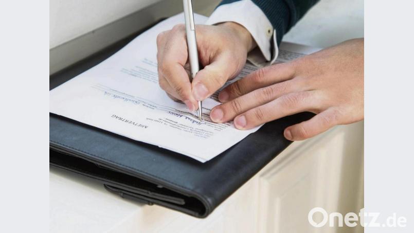 Vertragsvorlagen können hilfreich sein. Allerdings ist das Mietrecht kompliziert. Daher sollten private Vermieter Vorlagen nicht blind vertrauen. Bild: Christin Klose/dpa