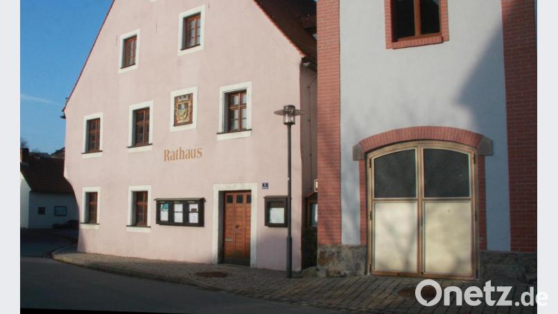 Die Straßenlaterne am Falkenberger Rathaus ist nur eine von insgesamt 190, die im Gemeindegebiet für Licht sorgen. Nach einstimmigem Beschluss der Markträte werden alle Brennstellen auf LED-Technik umgerüstet. Bild: wro