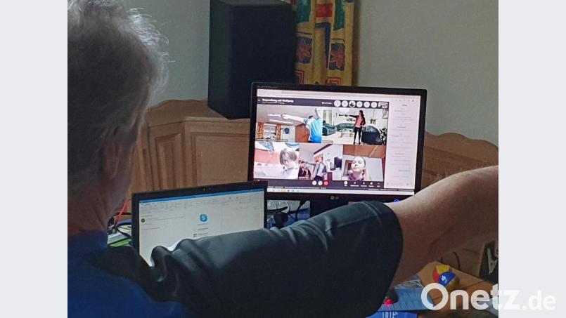 In einer wöchentlichen Videokonferenz bereitet Trainer Wolfgang Schraml seine Jungschützen auf die nächsten Wettbewerbe vor. Bild: nza