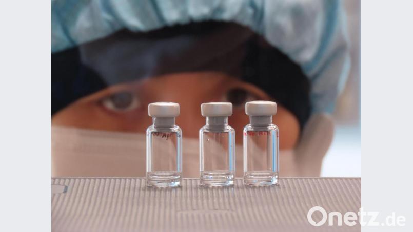Der von der Universität Oxford und dem Pharmaunternehmen Astrazeneca entwickelte Corona-Impfstoff ist nach vorläufigen Studien zu 70 Prozent effektiv. Bild: Sean Elias/PA Media/dpa