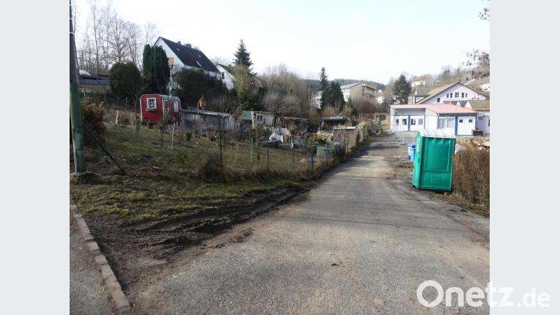 Die Gartenanlage (links) gegenüber der städtischen Kindertagesstätte soll ein Biomasseheizwerk für Hackschnitzel erhalten. Bild: rn