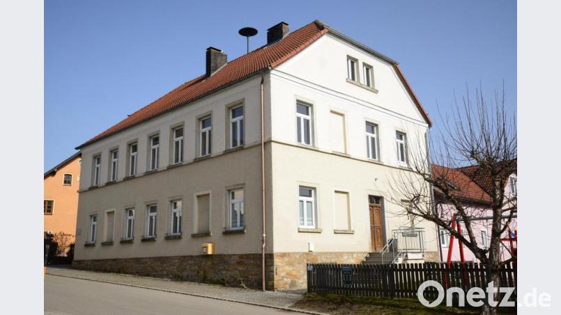 Das alte Schulhaus Burkhardsrieth wird seit vielen Jahren als Dorfgemeinschaftshaus genutzt. Die Baugenehmigung zur Umnutzung hat das Landratsamt mit einer Vielzahl von Auflagen verbunden, die jetzt erfüllt werden müssen. Bild: bey